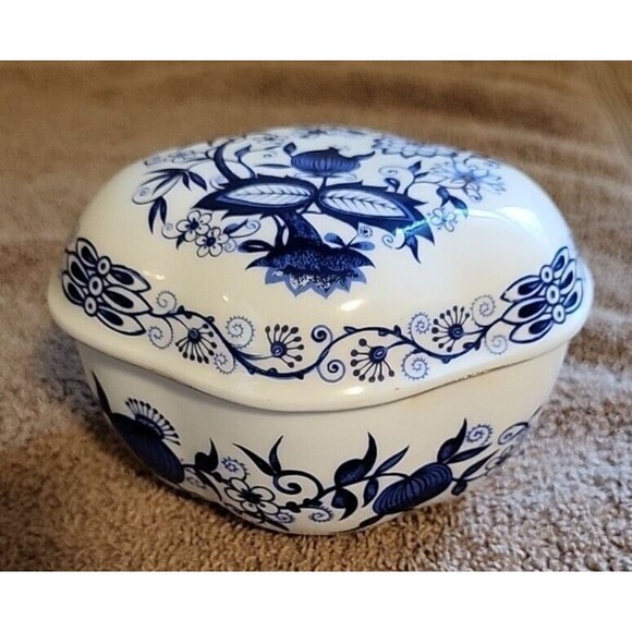 Vtge Vienna Woods MANN Porcelain Egg Blue Design china Trinket Box 5"x4" preown - Picture 15 of 16